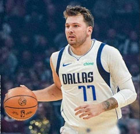 东契奇回归赛场，爆冷首场状态亮眼，IG观众沸腾！的简单介绍